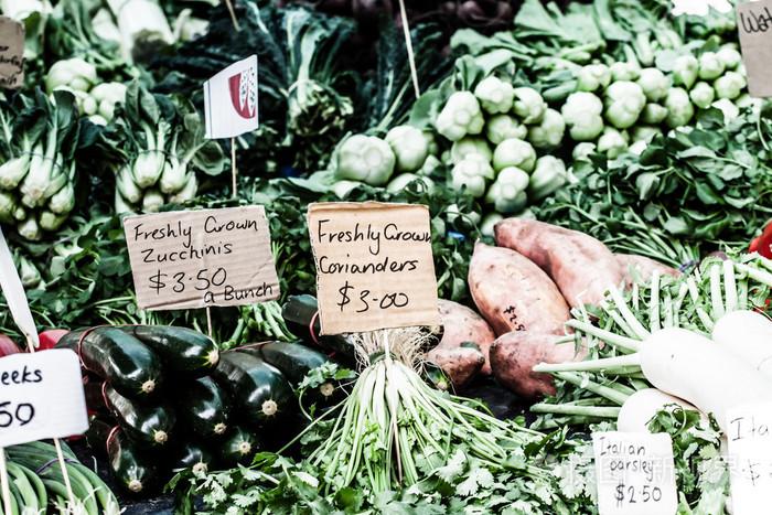 水果和蔬菜在市场上的农民照片-正版商用图片1b91t1-摄图新视界